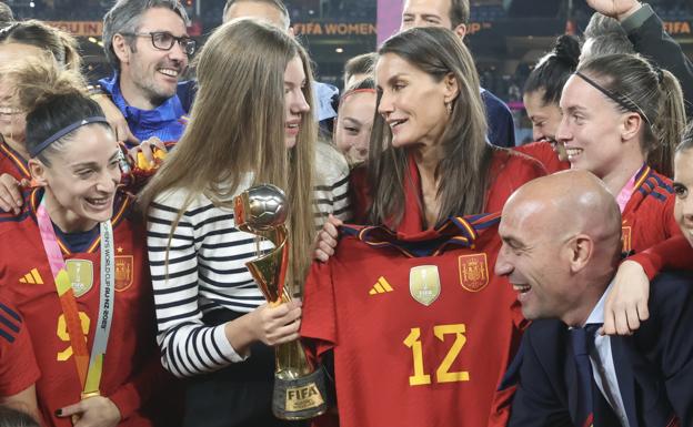 La reina Letizia y la infanta Sofía celebrarón la victoria de la selección española en el Mundial de Australia con las jugadoras y en el césped. 