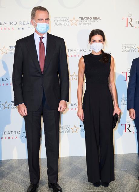 Los reyes fueron al Teatro Real en 2021 y Letizia escogió este look negro. / LIMITED PICTURES