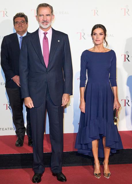 El rey Felipe y a reina Letizia, de azul, en el Teatro Real en 2022. / LIMITED PICTURES