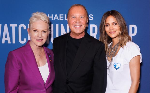 Cindy McCain, la directora ejecutiva del World Food Programme de la ONU, junto al diseñador Michael Kors y Halle Berry.