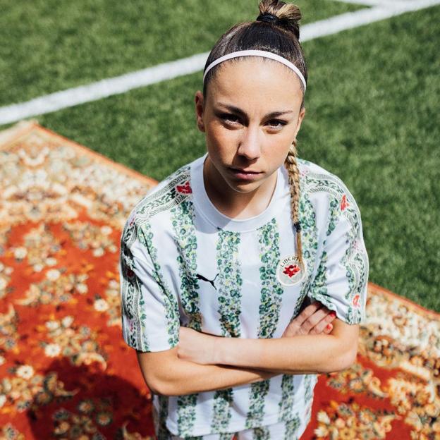 Quien es Athenea del Castillo, la estrella del Real Madrid que se desmarca de la renuncia de las jugadoras a la selección: niña prodigio en Solares, padre forofo y novio futbolista