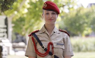 La princesa Leonor, como una militar más en la ceremonia de entrega de sables en Zaragoza