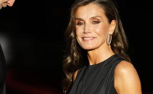 Lookazo de la reina: Letizia rescata su vestido negro más espectacular para inaugurar la temporada de Ópera en el Teatro Real