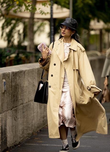 Imagen de Street Style de Paris, con look de gabardina más vestido lencero.