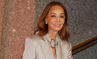 Isabel Preysler, espectacular en el Teatro Real con un traje de chaqueta muy elegante