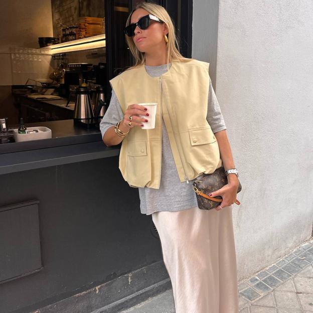 Influencer con look protagonizado por el chaleco cargo viral de Zara