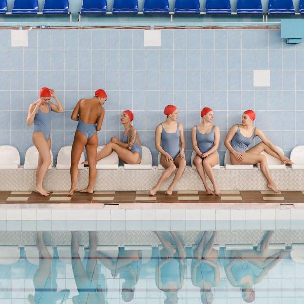 Mujeres con gorros de natación en piscina