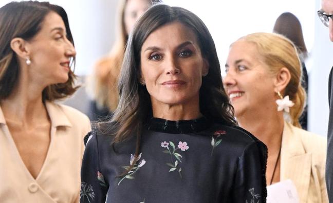 La reina Letizia estrena un vestido de entretiempo perfecto en Londres para acudir al Día Mundial de la Investigación en Cáncer