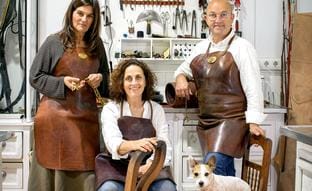 Artesanos del lujo: los bolsos made in Spain más bonitos salen del mismo taller que los carruajes de los reyes