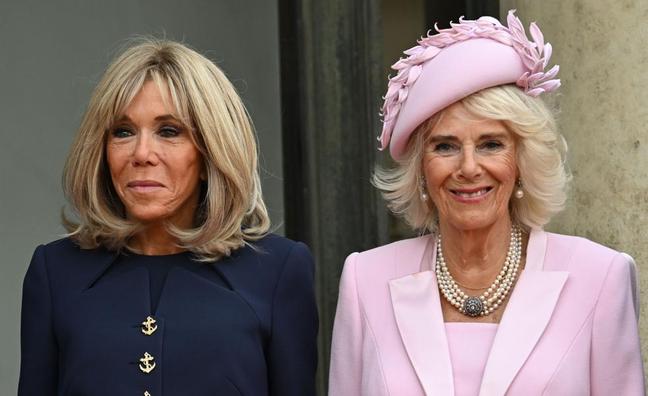 Cómo vestir a los 70, según Camilla y Brigitte Macron: la excentricidad británica de la reina frente al mito sexy de las parisinas