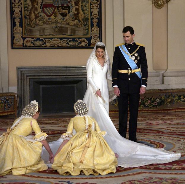 La reina Letizia se casó en 2004 con el rey Felipe VI con un vestido de Pertegaz.