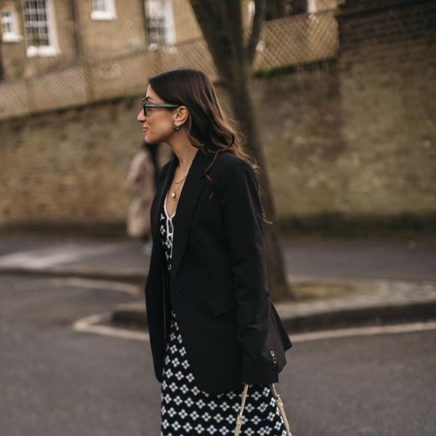 Los vestidos lenceros que podrás lucir todo el otoño con un jersey de punto