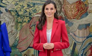 Los básicos en rojo, el color tendencia de otoño favorito de la reina Letizia