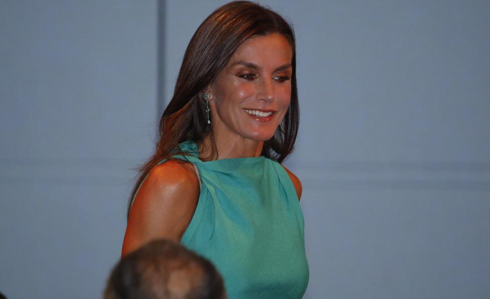 El vestido de Zara de la reina Letizia: estrena un look muy favorecedor con el color que resalta el moreno