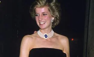 Del vestido de fiesta más impresionante de Diana de Gales a los bolsos favoritos de Grace Kelly: las joyas de la subasta más exclusiva del año