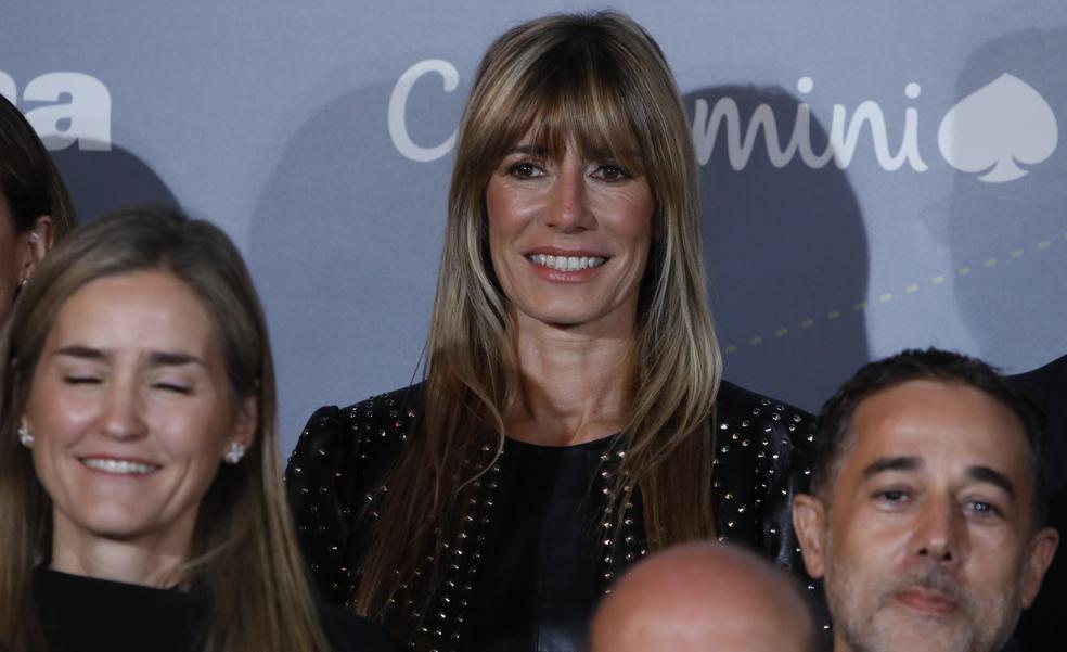 Begoña Gómez copia a la reina Letizia y se pone el vestido negro más original que puedes comprar en Stradivarius