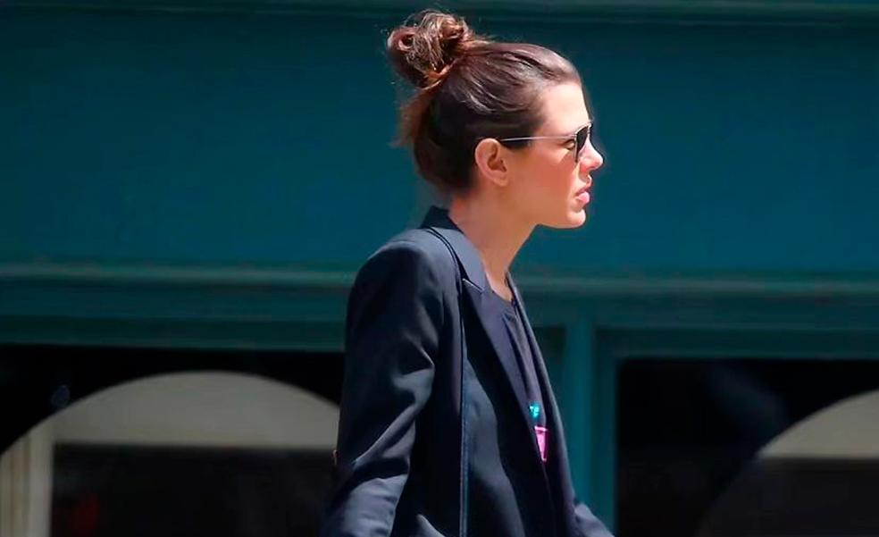 La blazer que siempre llevan Carlota Casiraghi y las royals para looks diarios es azul marina