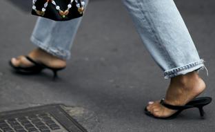 Las sandalias cangrejeras de Zara que podrás usar en esta semana de calor y todo el otoño con medias