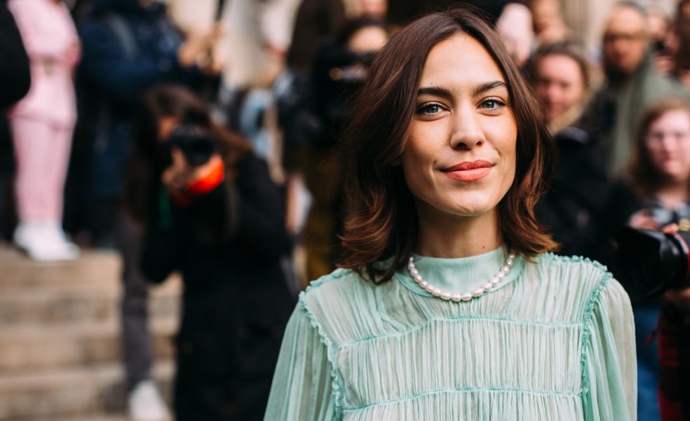 Si tienes el pelo fino, ficha el champú exfoliante que usa Alexa Chung para dar vida a su melena