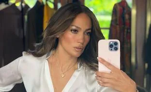 La camisa favorita de Jennifer Lopez que sienta genial a cualquier edad será tu compra estrella del otoño