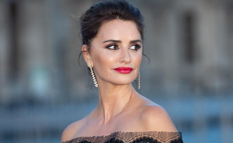 Penélope Cruz reaparece espectacular en París con un look de encaje negro precioso