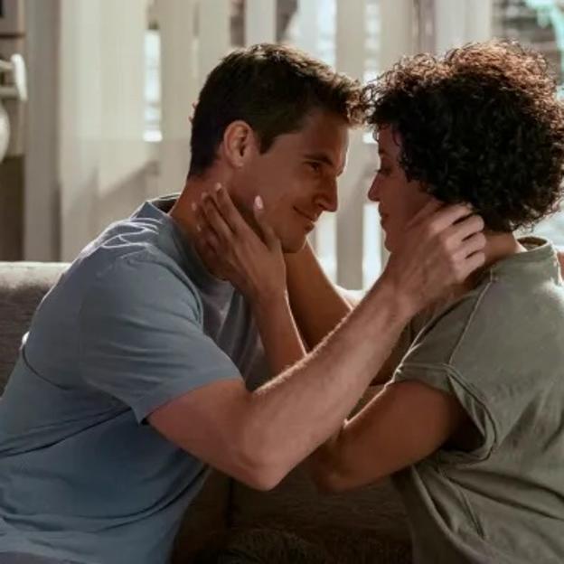 Robbie Amell y Andy Allo en una imagen de Upload.