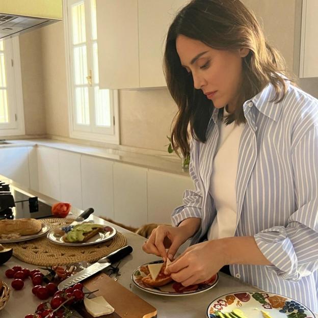 Tamara Falcó preparando su bocadillo saludable. 