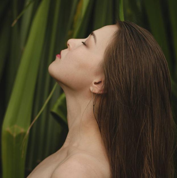 Mujer con tinte para el pelo vegano