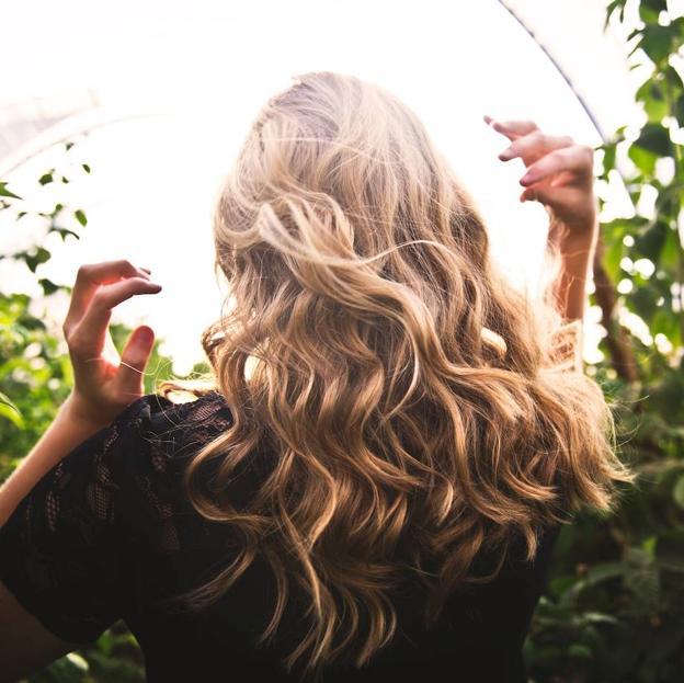 Modelo con tinte para el pelo vegano de acabado brillante