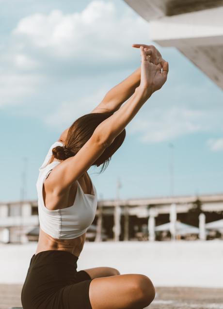 Mujer entrenando brazos/PEXELS