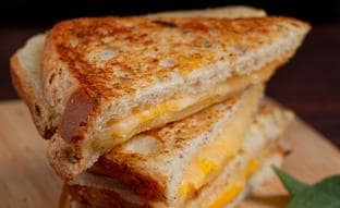 La maldición del sandwich mixto: por qué no deberías cenar jamás un bocadillo de jamón y queso