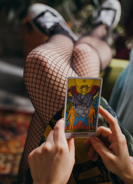 Mujer con cartas del Taro/PEXELS