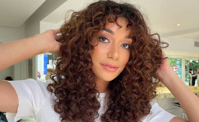 Sérums para pelo rizado que recomiendan las chicas con método curly