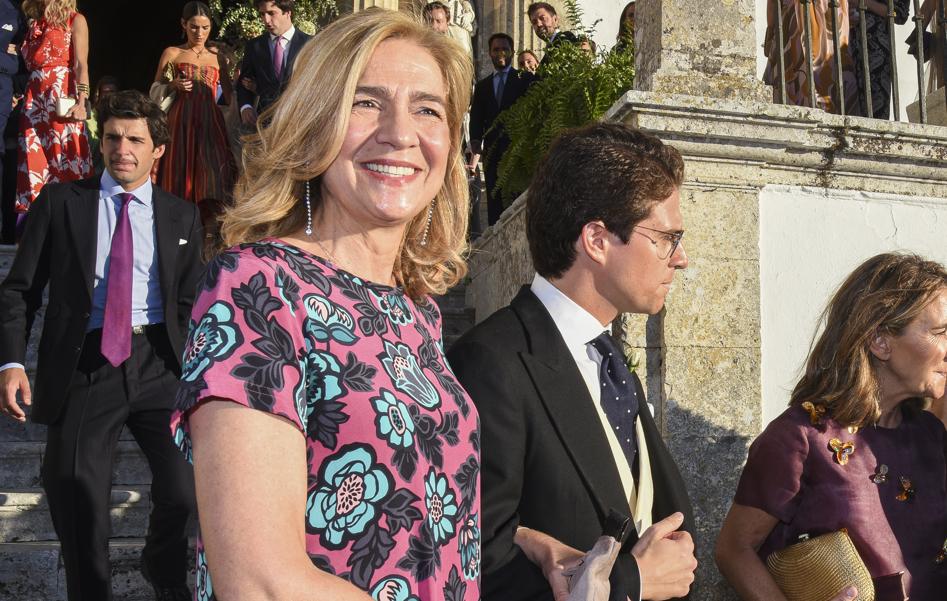 La infanta Cristina, entre las invitadas VIP de la boda del hijo de Borja Prado, con un look colorido y original