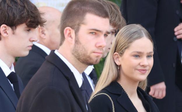 Los hermanos Urdangarin, con Juan e Irene en primer plano, en el funeral de Constantino de Grecia el pasado enero.