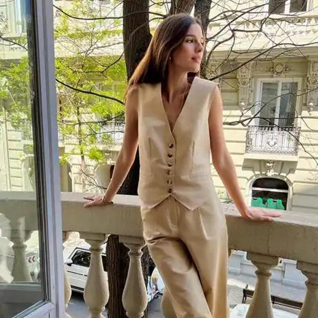 El conjunto favorito de Sandra Gago que necesitas para vestir bien durante los días de entretiempo