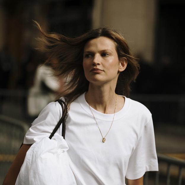 Una mujer en el street style.