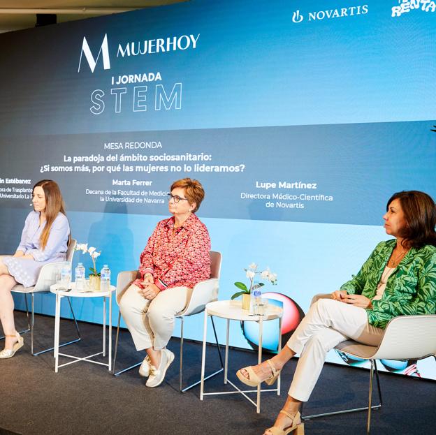 María José Barrero, subdirectora de Mujerhoy, condujo la segunda mesa redonda de la jornada, dedicada al sector sociosanitario, en la que participaron Belén Estébanez, Marta Ferrer y Lupe Martínez. 