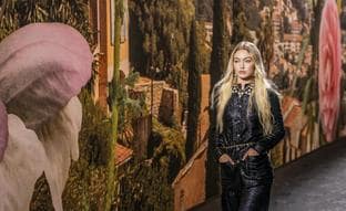 Los mejores desfiles de la Semana de la Moda de París: Chanel convierte las chanclas en elegancia con (casi) cualquier look