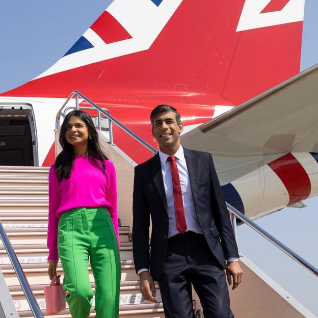 El primer ministro britñanico, Rishi Sunak, junto a su esposa, Akshata Murthy. 