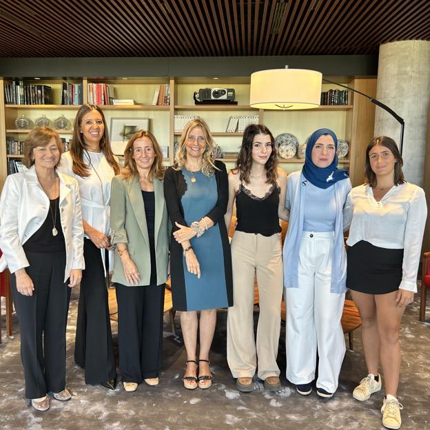 De izda. a dcha.: Isabel Lozano, CEO de Atrys Health; Cristina Amorín, CEO de Corticeira Amorin; Carmen Pinto, CEO de Nicolas Correas; y Lola Solana, gestora de Santander Small Caps España y</p><p>; junto a las estudiantes becadas Èlia Fernández, Salua Babeli y Gisela López. 