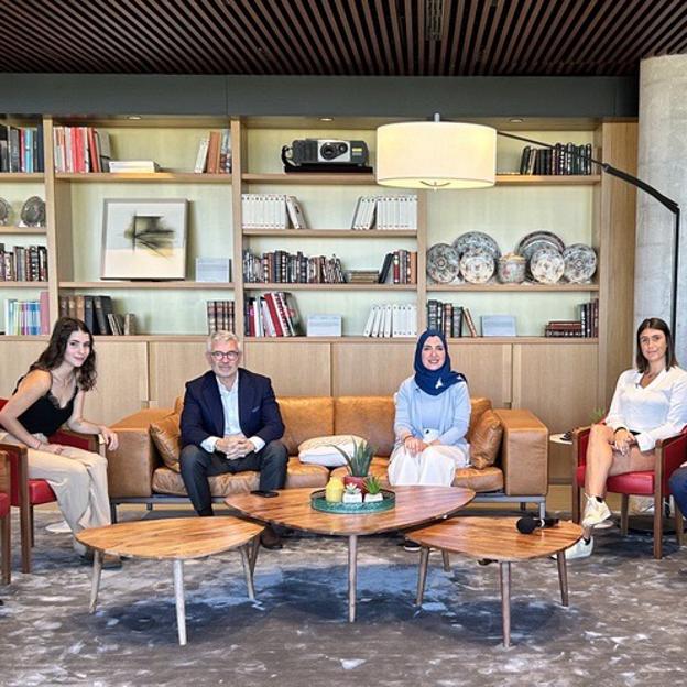 Ángel Rivera, CEO de Santander España, junto a tres de las estudiantes becadas por el programa Santander Asset Management. 