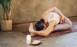 La postura de la rana (Mandukasana), la asana de yoga que abre la cadera y mejora la concentración