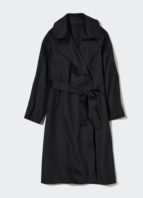 Abrigo negro de paño de Uniqlo, 129,90 euros.