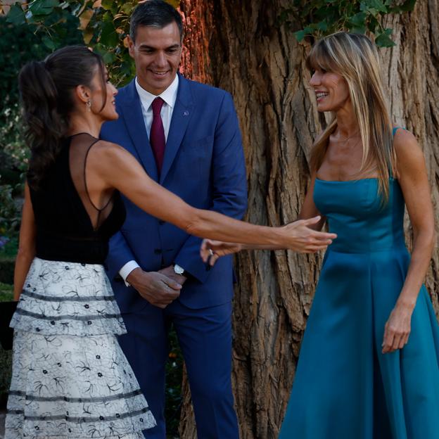 El look de Begoña Gómez en Granada con el truco favorito de las royals y un vestido muy favorecedor