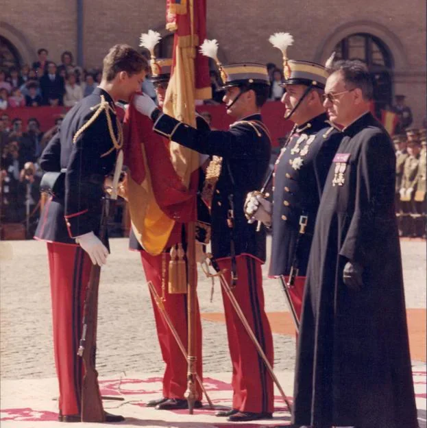 Felipe VI besa la bandera española en su acto de Jura de 1985 