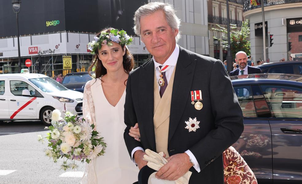 El vestido de novia de Clotilde Entrecanales: inspiración natural, ausencia de joyas y un tocado de flores protagonista