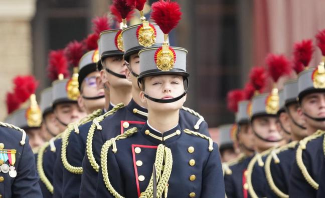 Lo que no se vio en la jura de bandera de Leonor: miradas cómplices con el rey Felipe y el suspiro de alivio de Letizia al verla marchar