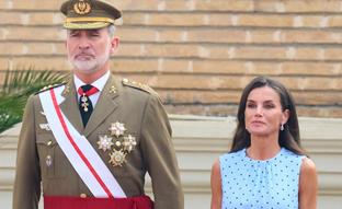El espectacular vestido reciclado de la reina Letizia en la jura de bandera de Leonor: estampado de lunares y silueta estilizadora
