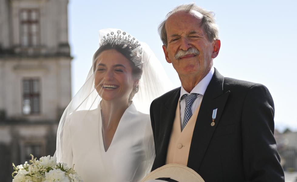 El vestido de novia clásico de María Francisca de Braganza recuerda al Pertegaz de la reina Letizia